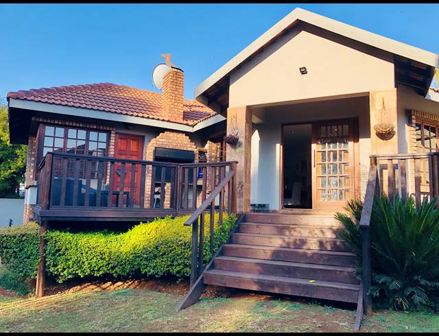 3 BEDROOM FREEHOLD FOR SALE IN ROBERTS ESTATE